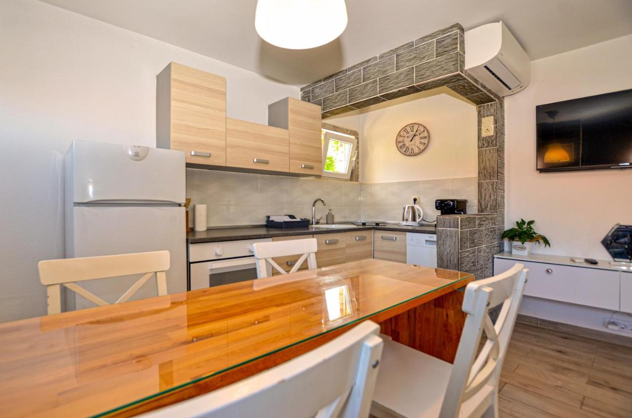 Apartments Iris Rovinj Exterior photo
